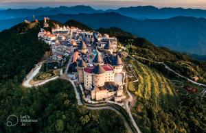 una vista aerea su un castello su una montagna di Sofia Suite Hotel Danang a Da Nang