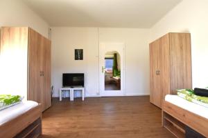 TV a/nebo společenská místnost v ubytování Perfekt Für Gruppen, 5 Einzelbetten