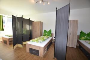 una habitación con 2 camas y algunos establos en Perfekt Für Gruppen, 5 Einzelbetten, en Graz