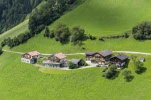 une vue aérienne sur une maison dans un champ dans l'établissement Tratterhof Apt Astjoch, à Vandoies