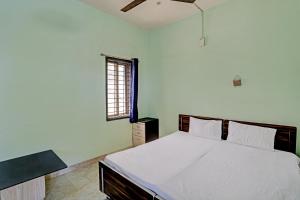 Vuode tai vuoteita majoituspaikassa OYO Jai Shri Mahakal Guest House
