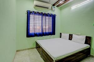 Vuode tai vuoteita majoituspaikassa OYO Jai Shri Mahakal Guest House
