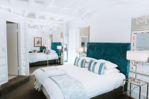Letto o letti in una camera di A Loft In The Mill Boutique Accommodation