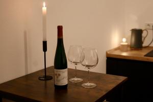 特拉本特拉巴赫的住宿－Moderne Ferienwohnung，桌子上放有一瓶葡萄酒和两杯酒