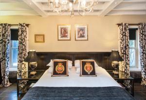 Letto o letti in una camera di A Loft In The Mill Boutique Accommodation