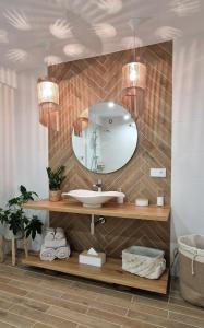 ein Bad mit einem Waschbecken und einem Spiegel in der Unterkunft Apartament na skałkach in Jelenia Góra