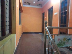 un pasillo de un edificio con paredes de color naranja en MN Homestay en Varkala