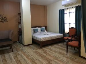 En eller flere senger på et rom på Charos Dormitel