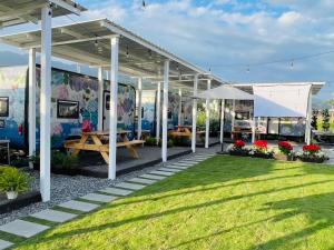 頭城的住宿－水旅居露營車，一个带野餐桌和遮阳篷的凉亭