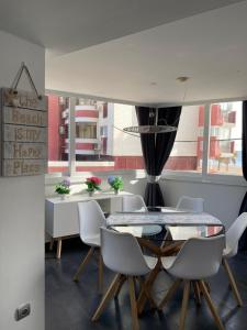 Posedenie v ubytovaní Apartamento Torre Yago primera linea playa Benidorm con Wi-Fi & AC