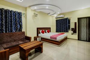 a bedroom with a bed and a couch and a chair at OYO Hotel Shubham in Rānchī