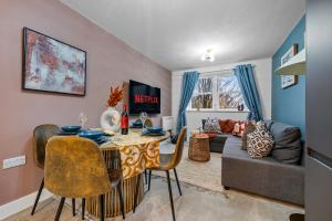 sala de estar con mesa y sofá en 1 BR, central Southampton, Stunning Apt by Blue Puffin Stays, en Southampton