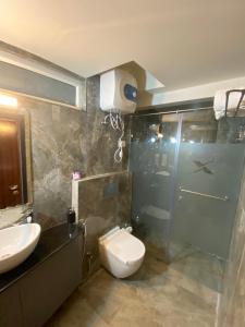 ein Bad mit einem WC, einem Waschbecken und einer Dusche in der Unterkunft XCELSIOR HOTEL & SPA in Shillong