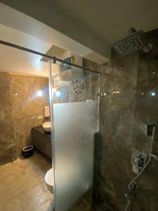 y baño con ducha, aseo y lavamanos. en XCELSIOR HOTEL & SPA, en Shillong