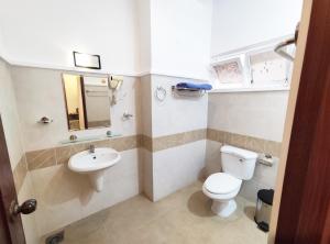 een badkamer met een toilet en een wastafel bij Sea Mountain Boutique Hotel & Villa in Vung Tau