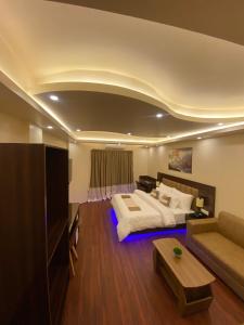 una camera d'albergo con letto e divano di XCELSIOR HOTEL & SPA a Shillong