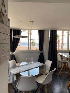 Posedenie v ubytovaní Apartamento Torre Yago primera linea playa Benidorm con Wi-Fi & AC