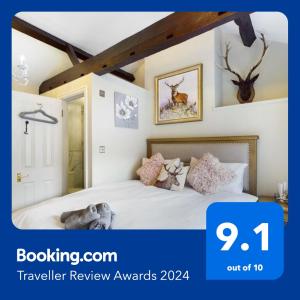 ein Schlafzimmer mit einem Bett mit zwei Hirschbildern an der Wand in der Unterkunft Montague House in Ross on Wye