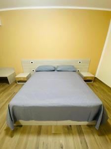 1 dormitorio con 1 cama grande con almohadas azules en Sogni d'insonnia 