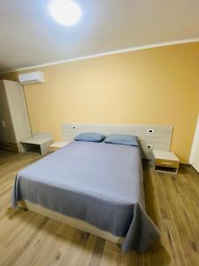 een slaapkamer met een groot bed met blauwe kussens bij Sogni d'insonnia 