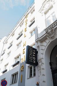 znak hotelowy na boku budynku w obiekcie HENRI Hotel Wien Siebterbezirk w Wiedniu