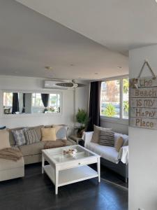 Posedenie v ubytovaní Apartamento Torre Yago primera linea playa Benidorm con Wi-Fi & AC