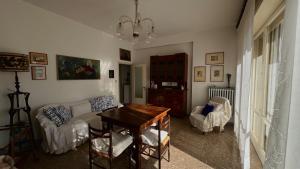 sala de estar con sofá y mesa en N273 - Numana, trilocale con terrazzo e doppi servizi, en Sirolo