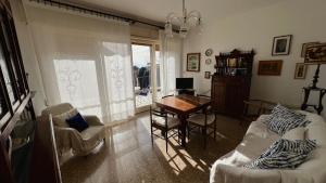 Sala de estar con 2 sofás y mesa en N273 - Numana, trilocale con terrazzo e doppi servizi, en Sirolo