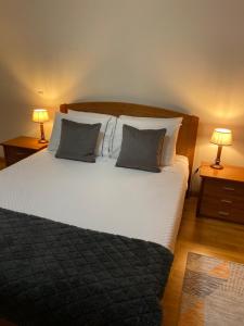 1 dormitorio con 1 cama grande y 2 lámparas en Apartamento Costa Do Sol V, en Funchal