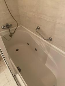 uma banheira branca na casa de banho com em Apartamento Costa Do Sol V no Funchal
