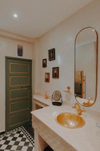 馬拉喀什的住宿－Le Petit Kenzara & magical rooftop，一间带水槽和镜子的浴室