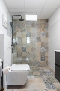 uma casa de banho com um WC e um chuveiro em Beach Luxury Apartment em Valência