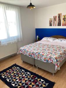 een slaapkamer met een bed met een kleurrijk dekbed bij A Peacefull Terrace at the heart of Ankara in Ankara