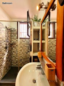 een badkamer met een bad, een douche en een wastafel bij Leoni63 in Palermo