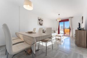 ein Esszimmer und ein Wohnzimmer mit Tisch und Stühlen in der Unterkunft 212 La Cala azul in La Cala de Mijas