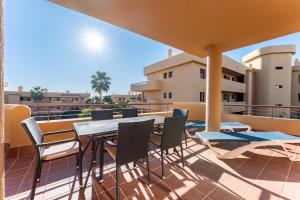 eine Terrasse mit Tisch und Stühlen auf einem Balkon in der Unterkunft 212 La Cala azul in La Cala de Mijas