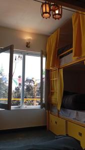 馬德史瓦的住宿－BUNK CHAMBER，客房设有两张双层床和一扇窗户。