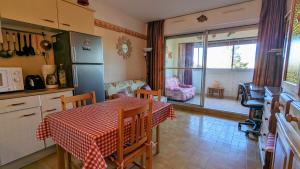 eine Küche mit einem Tisch und einem Esszimmer in der Unterkunft 5037 Sentosa 20B in Cap d'Agde