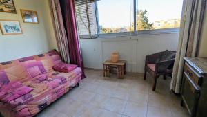 ein Wohnzimmer mit einem Sofa und einem Fenster in der Unterkunft 5037 Sentosa 20B in Cap d'Agde