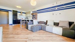 ein Wohnzimmer mit einem Sofa und einer Küche in der Unterkunft Sonia in Novigrad Istria