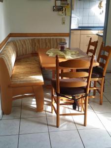 una mesa y dos sillas y una mesa y una mesa y una mesa y sillas en Ferienwohnung am Sandwater, 