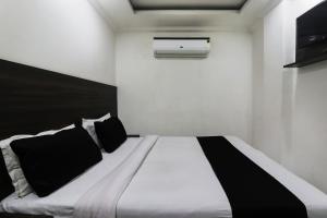 Katil atau katil-katil dalam bilik di OYO Flagship Hotel Jwala