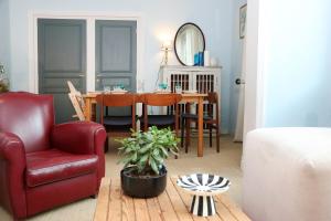 Χώρος καθιστικού στο La Maison des Rues Pavées avec jardin by La Boîte En Plus