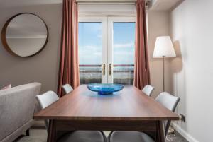 einen Esstisch mit einer blauen Schüssel darauf in der Unterkunft Bay View - Donnini Apartments in Ayr