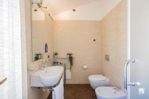 een badkamer met een wastafel en een toilet bij Urbanicooh San Petronio - Torre Asinelli view in Bologna