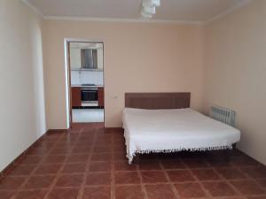 ein Schlafzimmer mit einem weißen Bett in einem Zimmer in der Unterkunft Апартаменти 100 кв.м на Шота Руставелі in Odessa