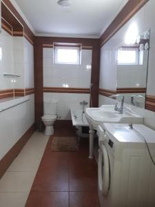 ein Bad mit einem Waschbecken und einem WC in der Unterkunft Апартаменти 100 кв.м на Шота Руставелі in Odessa