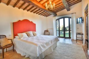 奥维多Pietra Campana Italian Villa Orvieto的卧室里有一张大床，墙是红色的