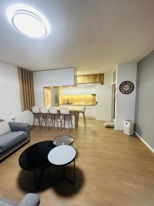 ein Wohnzimmer mit einem Sofa und einem Tisch in der Unterkunft Sarajevo Exclusive Apartment with Free garage in Sarajevo