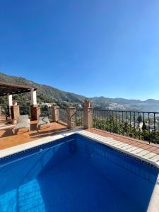 a swimming pool with a view of the ocean at Villa en Frigiliana con piscina, jacuzzi y espectaculares vistas in Frigiliana
